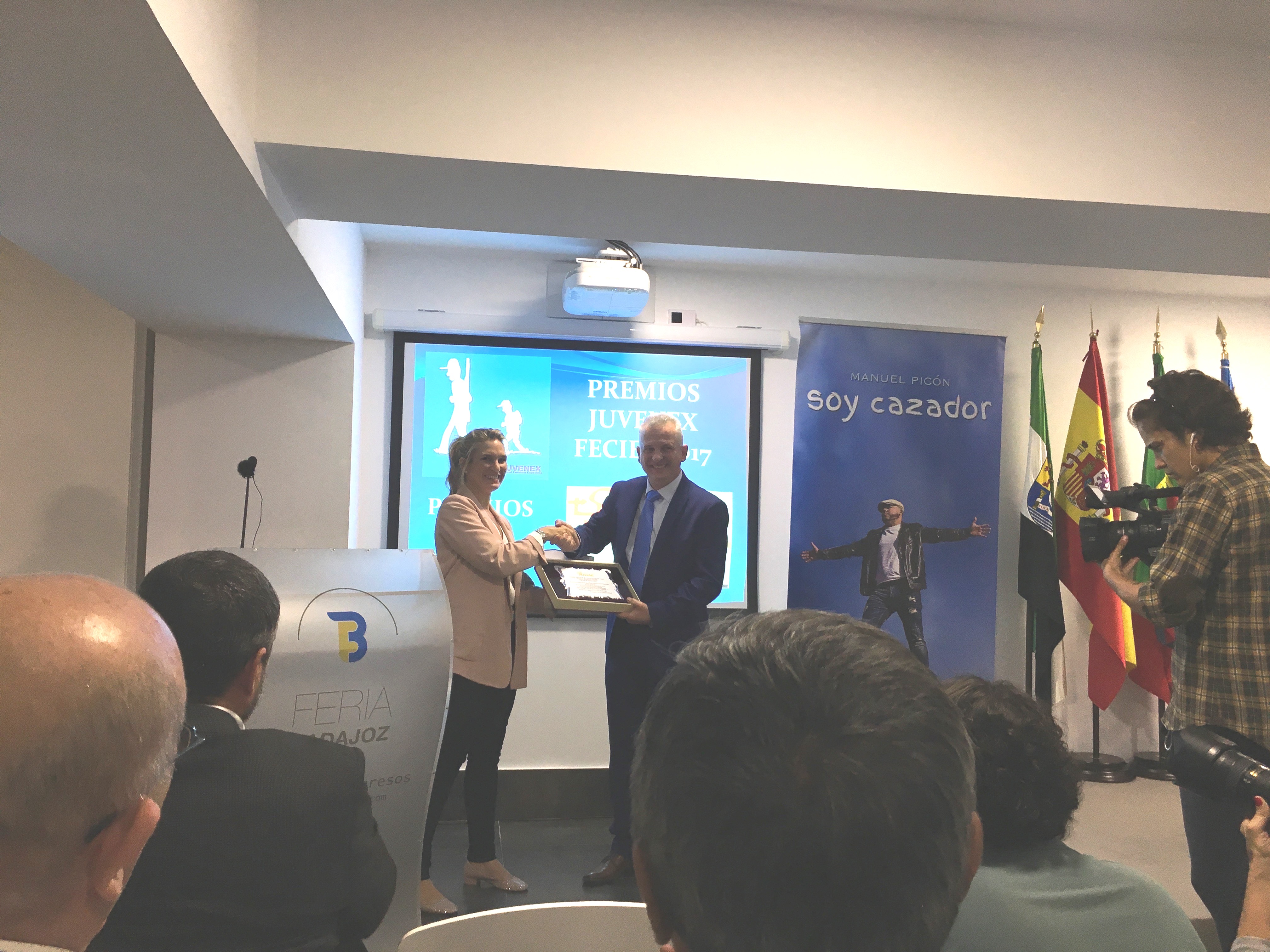 ADECACOVA recibe el premio nacional «Caza Social 2017» de la UNAC
